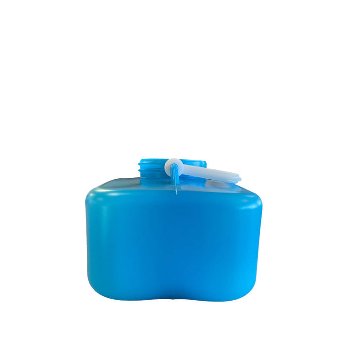 Ein blauer Ersatzkanister Trelino Evo S mit Ausguss und Verschluss, auf weißem Hintergrund.