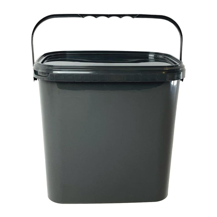 Grauer Plastikeimer mit Griff.