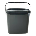 Grauer Plastikeimer mit Griff.