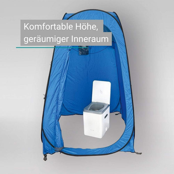Ein blaues Pop Up-Toilettenzelt mit einer weißen Campingtoilette im Inneren.