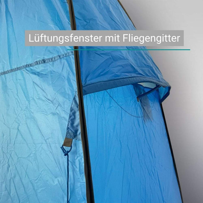 Blaues Pop Up-Toilettenzelt mit Netzbelüftungsfenster, aus der Nähe betrachtet.