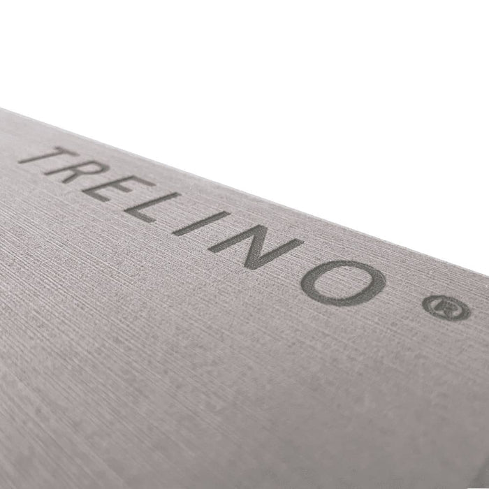 Nahaufnahme von TRELINO® auf strukturierter grauer EVA-Schaum-Oberfläche.