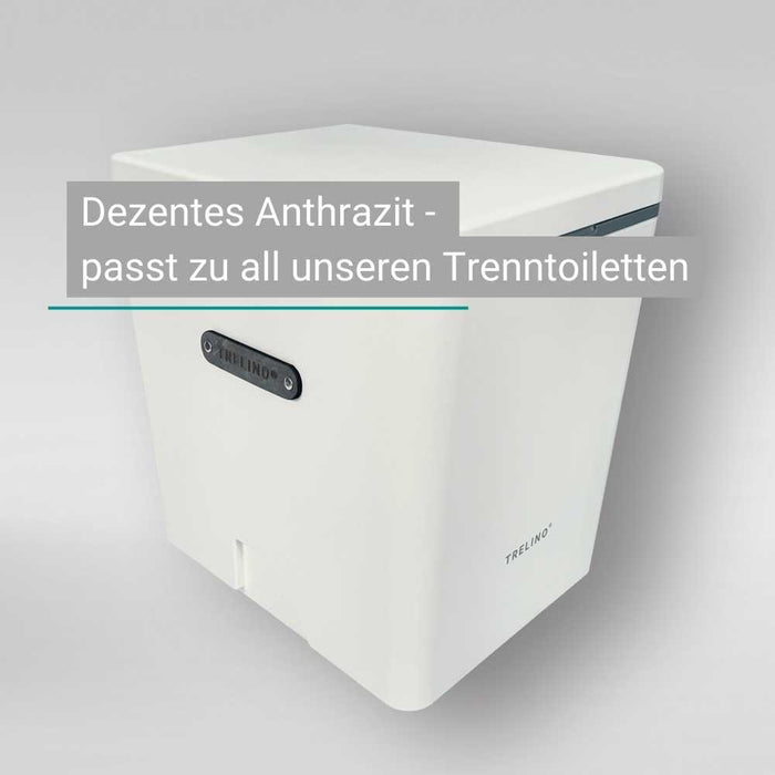 Weiße Trelino Trenntoilette mit robusten Ledergriffen und deutschem Farbetikett.
