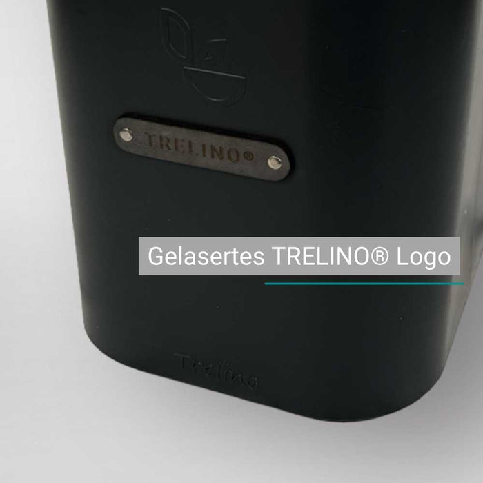 Nahaufnahme einer schwarzen Trelino Trenntoilette mit robusten Ledergriffen auf Metallplatte.