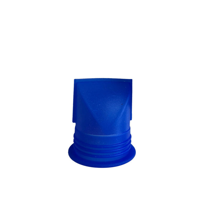 Eine blaue Sprühdüse mit Silikon Membran und flacher Spitze auf weißem Hintergrund.