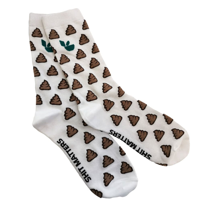 Weiße Socken mit Kackhaufen-Muster und dem Text "Shit Matters".